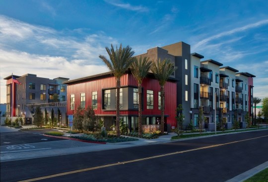 Designed by KTGY Group, the $33.6 million Parc Derian is a four-story structure featuring contemporary architecture that incorporates urban-inspired elements and finishes and is designed to achieve a LEED Gold certification. It utilizes sustainable building methods such as low-e energy-conserving windows, water saving plumbing fixtures, and LED lighting throughout the property. Advent Cos. is the general contractor.